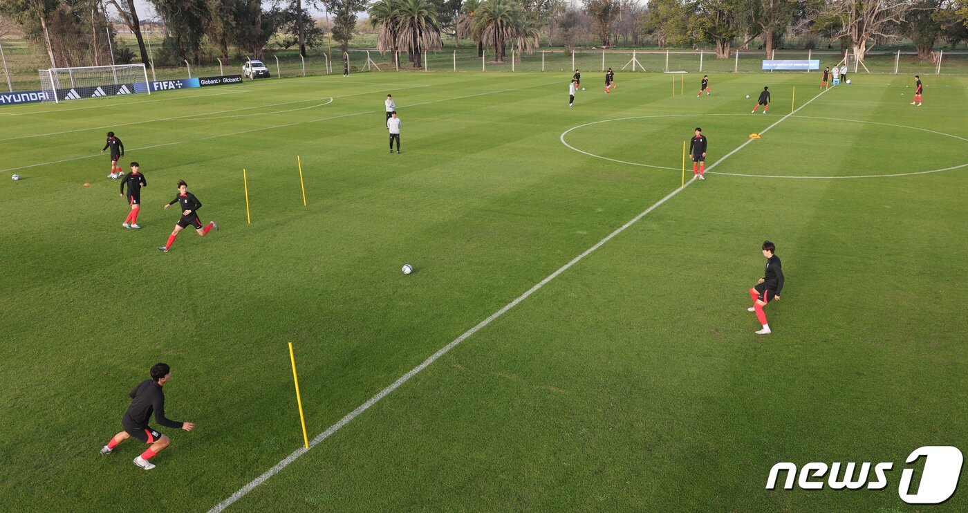 본문 이미지 - 김은중 감독이 이끄는 한국 20세 이하(U-20) 월드컵 축구대표팀이 7일(현지시간) 아르헨티나 에스탄시아 치카 훈련장에서 훈련하고 있다. 2023.6.8/뉴스1 ⓒ News1 이승배 기자