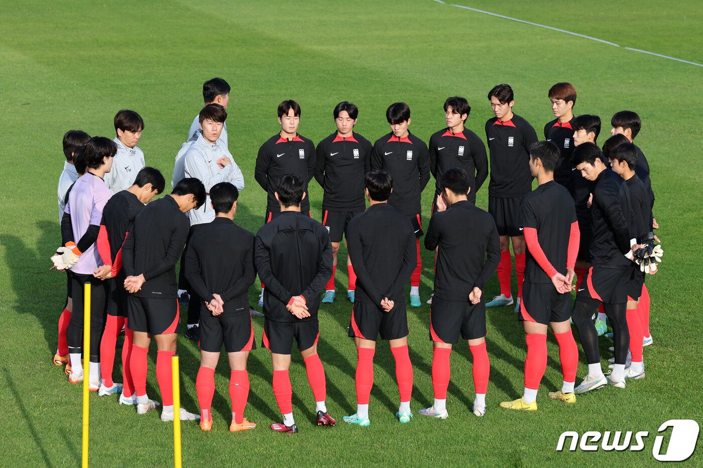 본문 이미지 - 김은중 한국 20세 이하(U-20) 월드컵 축구대표팀 감독이 7일(현지시간) 아르헨티나 에스탄시아 치카 훈련장에서 훈련을 하기 앞서 선수들에게 발언하고 있다. 2023.6.8/뉴스1 ⓒ News1 이승배 기자
