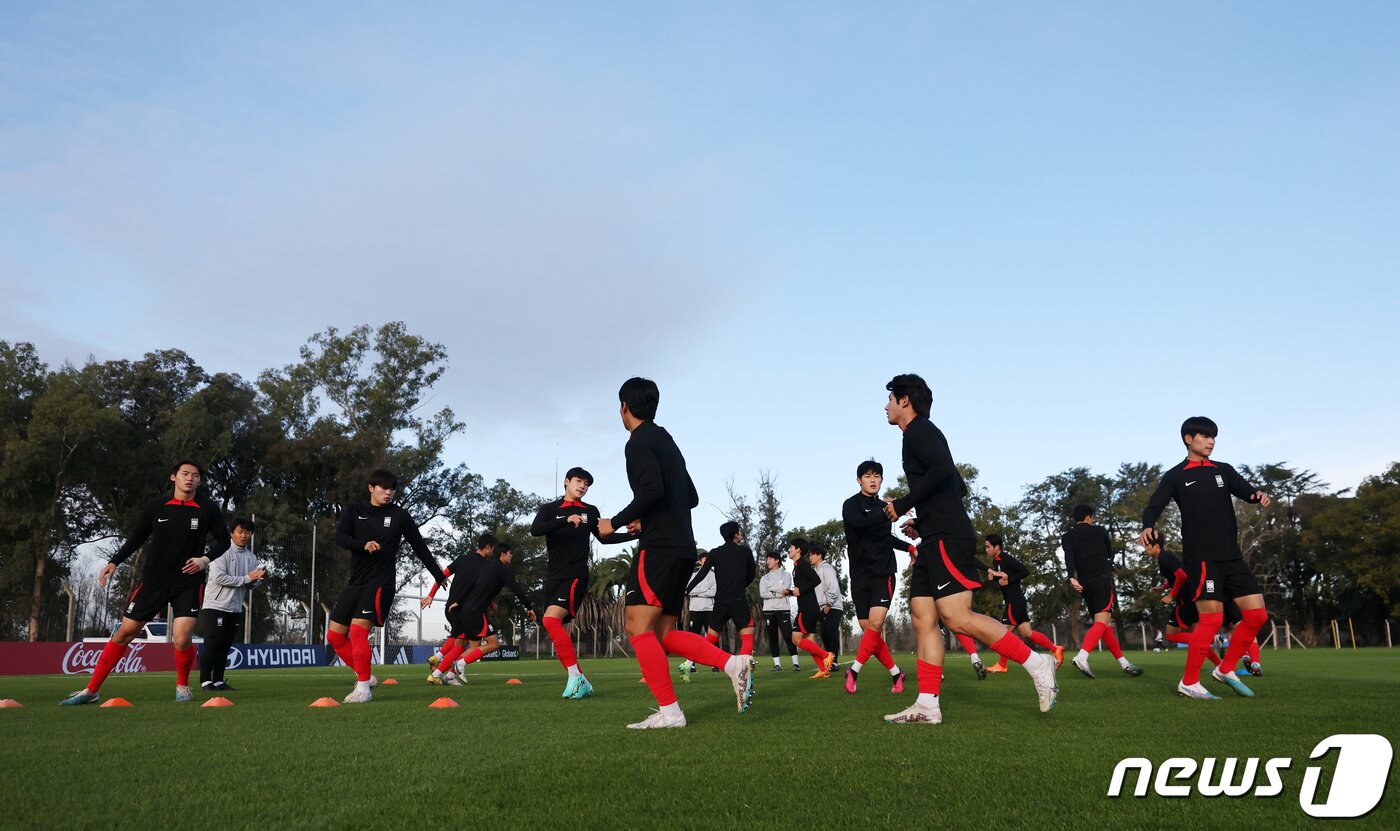 본문 이미지 - 김은중 감독이 이끄는 한국 20세 이하(U-20) 월드컵 축구대표팀이 7일(현지시간) 아르헨티나 에스탄시아 치카 훈련장에서 훈련하고 있다. 2023.6.8/뉴스1 ⓒ News1 이승배 기자
