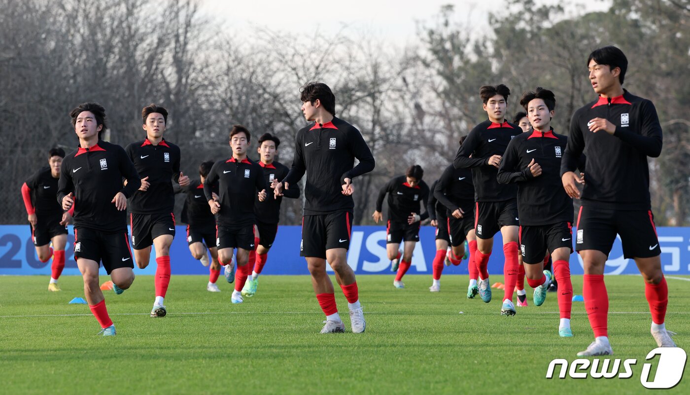 본문 이미지 - 김은중 감독이 이끄는 한국 20세 이하(U-20) 월드컵 축구대표팀이 7일(현지시간) 아르헨티나 에스탄시아 치카 훈련장에서 훈련하고 있다. 2023.6.8/뉴스1 ⓒ News1 이승배 기자