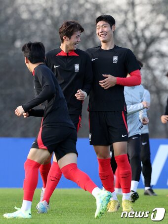 본문 이미지 - 한국 20세 이하(U-20) 월드컵 축구대표팀 김지수와 이영준이 7일(현지시간) 아르헨티나 에스탄시아 치카 훈련장에서 훈련에 앞서 몸을 풀고 있다. 2023.6.8/뉴스1 ⓒ News1 이승배 기자