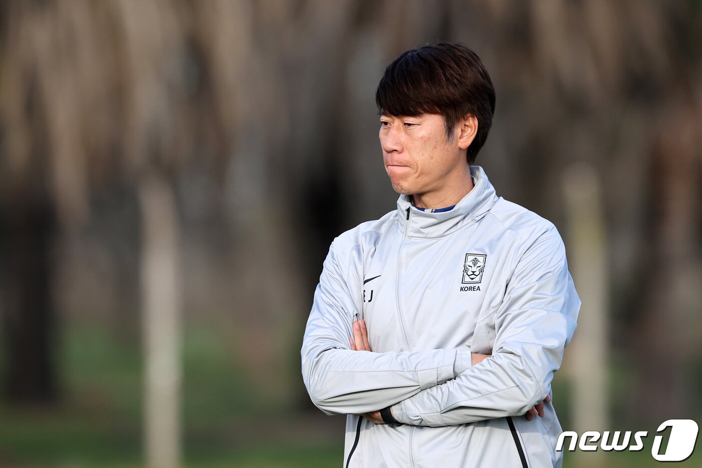 본문 이미지 - 김은중 한국 20세 이하(U-20) 월드컵 축구대표팀 감독이 7일(현지시각) 아르헨티나 에스탄시아 치카 훈련장에서 선수들의 훈련을 지켜보고 있다. 2023.6.8/뉴스1 ⓒ News1 이승배 기자