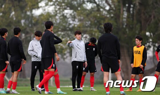 김은중 한국 20세 이하(U-20) 월드컵 축구대표팀 감독이 7일(현지시간) 아르헨티나 에스탄시아 치카 훈련장에서 훈련지도를 하고 있다. 2023.6.8/뉴스1 © News1 이승배 기자