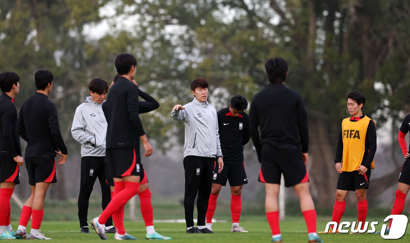 본문 이미지 - 김은중 한국 20세 이하(U-20) 월드컵 축구대표팀 감독이 7일(현지시간) 아르헨티나 에스탄시아 치카 훈련장에서 훈련지도를 하고 있다. 2023.6.8/뉴스1 ⓒ News1 이승배 기자