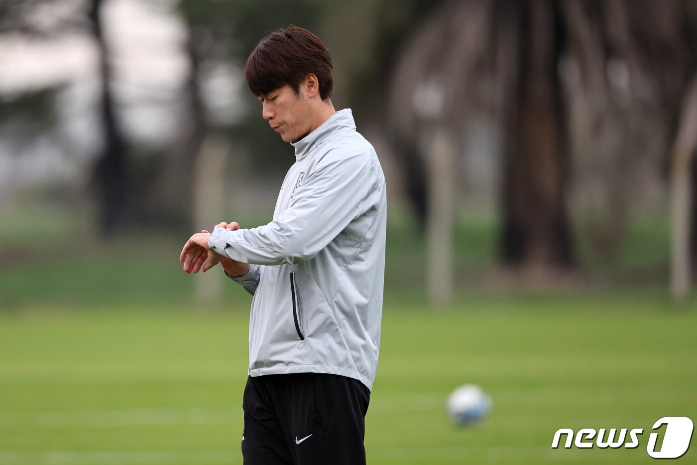 본문 이미지 - 김은중 한국 20세 이하(U-20) 월드컵 축구대표팀 감독이 7일(현지시간) 아르헨티나 에스탄시아 치카 훈련장에서 시간을 확인하고 있다. 2023.6.8/뉴스1 ⓒ News1 이승배 기자