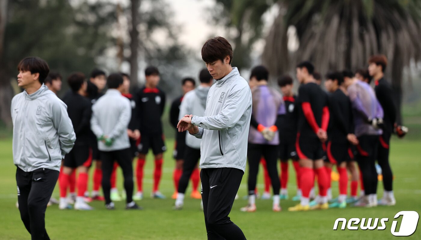 본문 이미지 - 김은중 한국 20세 이하(U-20) 월드컵 축구대표팀 감독이 7일(현지시간) 아르헨티나 에스탄시아 치카 훈련장에서 시계를 보고 있다. 2023.6.8/뉴스1 ⓒ News1 이승배 기자