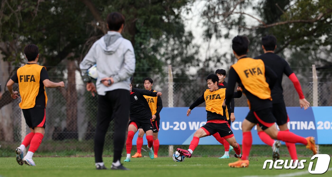 본문 이미지 - 김은중 감독이 이끄는 한국 20세 이하(U-20) 월드컵 축구대표팀이 7일(현지시간) 아르헨티나 에스탄시아 치카 훈련장에서 훈련하고 있다. 2023.6.8/뉴스1 ⓒ News1 이승배 기자