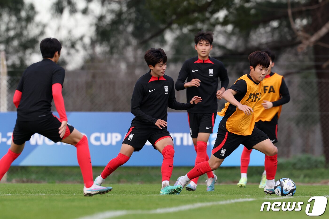 본문 이미지 - 김은중 감독이 이끄는 한국 20세 이하(U-20) 월드컵 축구대표팀이 7일(현지시간) 아르헨티나 에스탄시아 치카 훈련장에서 훈련하고 있다. 2023.6.8/뉴스1 ⓒ News1 이승배 기자