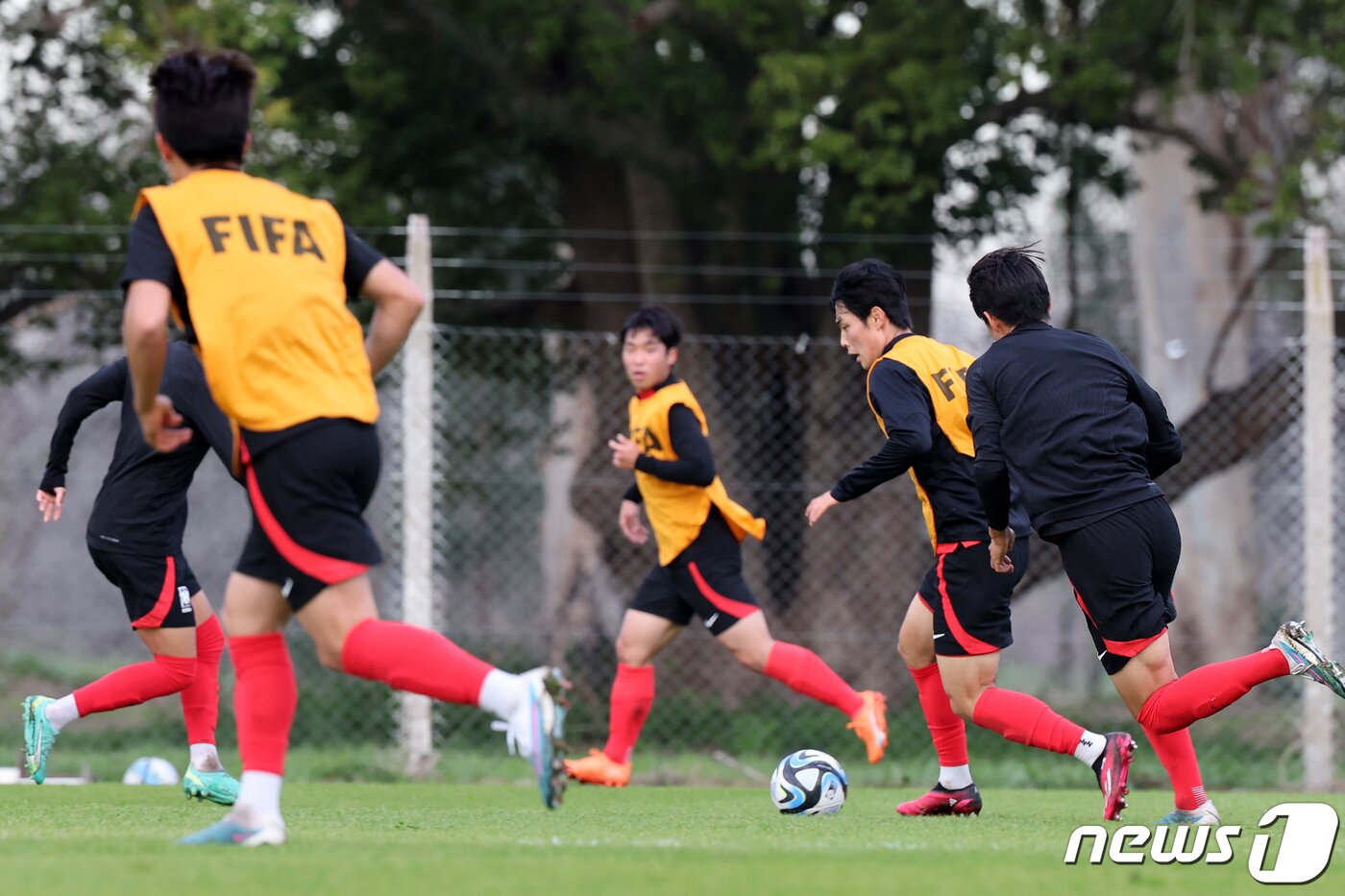 본문 이미지 - 김은중 감독이 이끄는 한국 20세 이하(U-20) 월드컵 축구대표팀이 7일(현지시간) 아르헨티나 에스탄시아 치카 훈련장에서 훈련하고 있다. 2023.6.8/뉴스1 ⓒ News1 이승배 기자