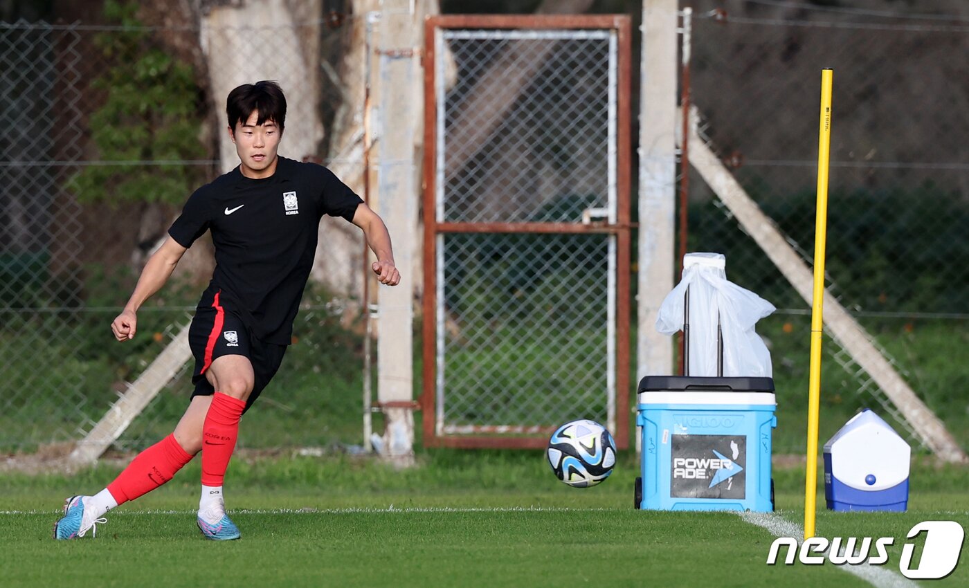 본문 이미지 - 한국 20세 이하(U-20) 월드컵 축구대표팀 주장 이승원이 7일(현지시간) 아르헨티나 에스탄시아 치카 훈련장에서 훈련하고 있다. 2023.6.8/뉴스1 ⓒ News1 이승배 기자