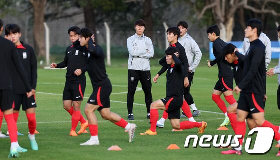김은중 한국 20세 이하(U-20) 월드컵 축구대표팀 감독이 7일(현지시간) 아르헨티나 에스탄시아 치카 훈련장에서 훈련을 지켜보고 있다. 2023.6.8/뉴스1 © News1 이승배 기자