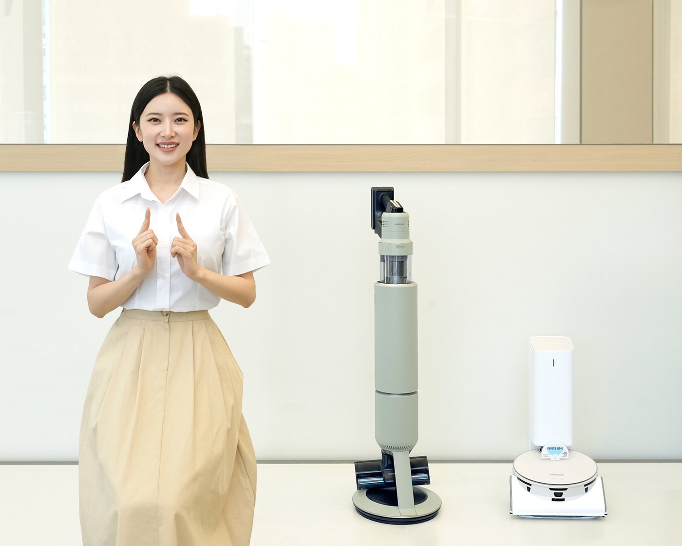 본문 이미지 - 삼성전자가 문화체육관광부 '수어와 만나다' 프로젝트에 참여해 비스포크 청소기 사용법을 수어로 안내한다. 삼성전자 모델이 수어 사용법을 제공하는 '비스포크 제트 AI'와 '비스포크 제트 봇 AI'를 소개하고 있는 모습. (삼성전자 제공) 