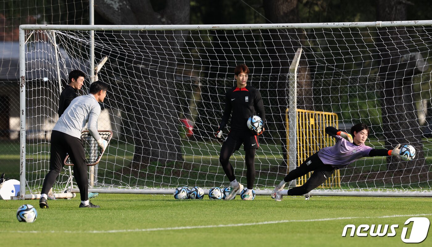 본문 이미지 - 한국 20세 이하(U-20) 월드컵 축구대표팀 골키퍼들이 7일(현지시간) 아르헨티나 에스탄시아 치카 훈련장에서 훈련하고 있다. 2023.6.8/뉴스1 ⓒ News1 이승배 기자