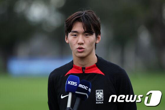 한국 20세 이하(U-20) 월드컵 축구대표팀 김지수가 7일(현지시간) 아르헨티나 에스탄시아 치카 훈련장에서 훈련을 마치고 취재진과 인터뷰하고 있다. 2023.6.8/뉴스1 © News1 이승배 기자