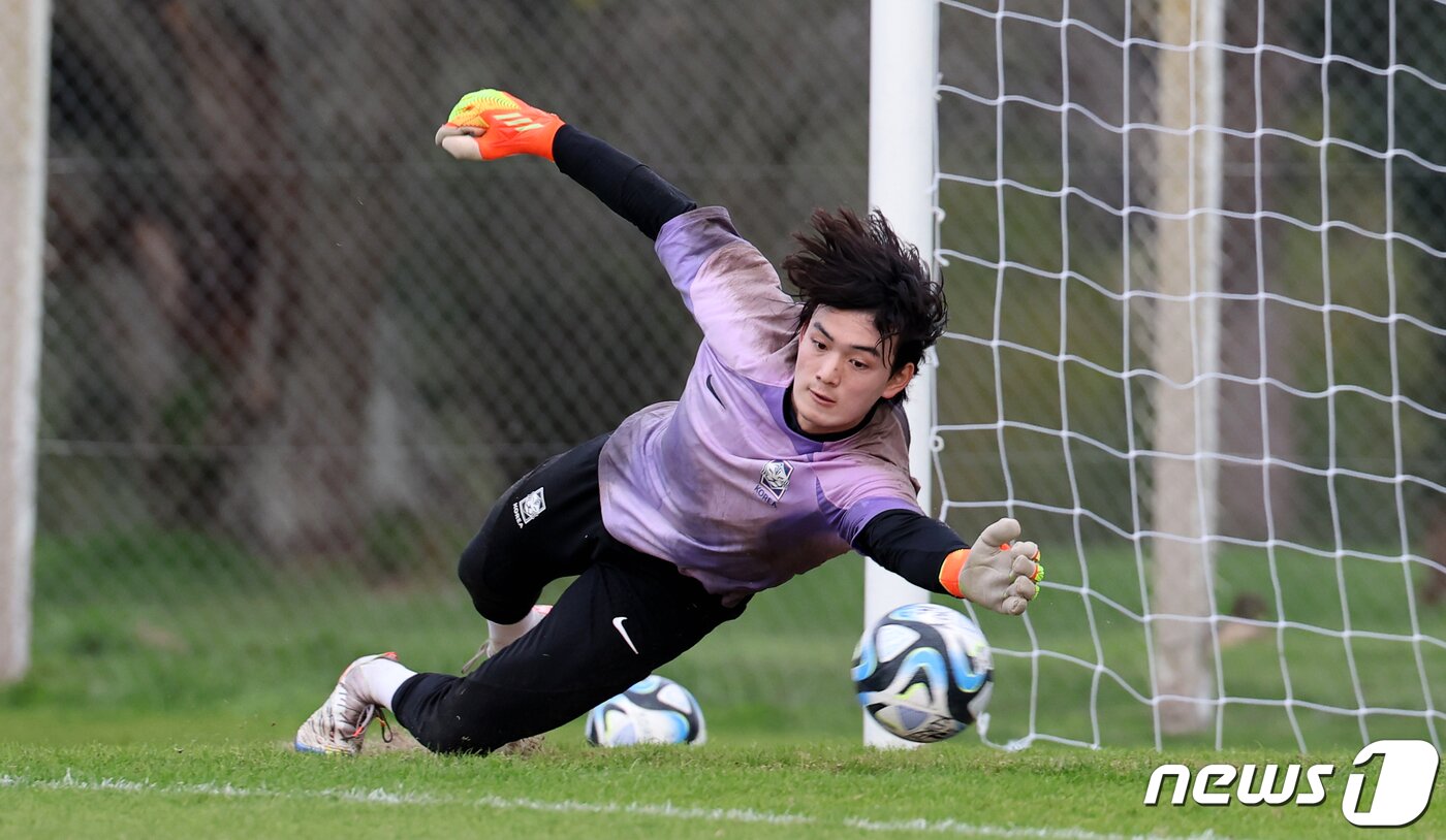 본문 이미지 - 한국 20세 이하(U-20) 월드컵 축구대표팀 골키퍼 김정훈이 7일(현지시간) 아르헨티나 에스탄시아 치카 훈련장에서 훈련하고 있다. 2023.6.8/뉴스1 ⓒ News1 이승배 기자