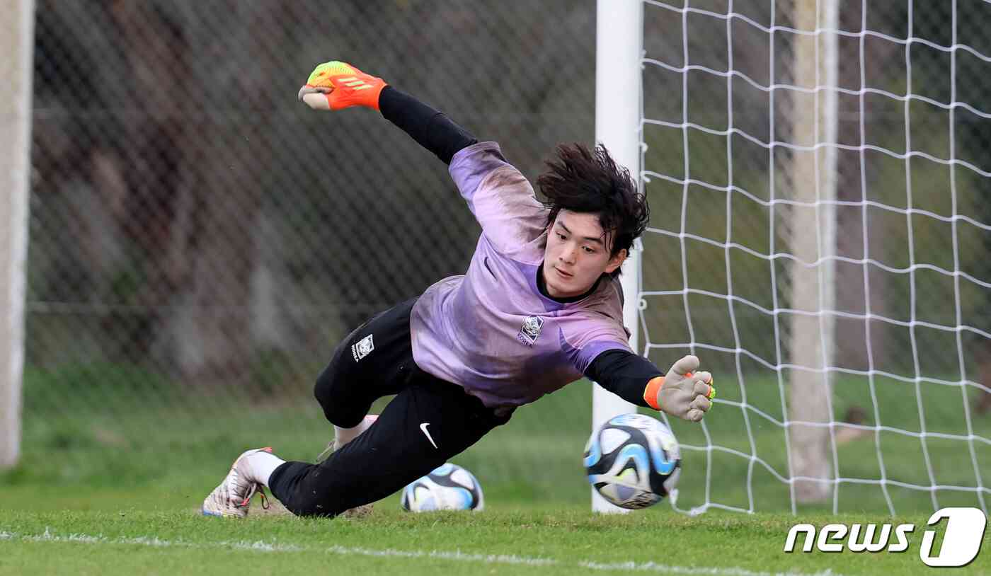 한국 20세 이하(U-20) 월드컵 축구대표팀 골키퍼 김정훈이 7일(현지시간) 아르헨티나 에스탄시아 치카 훈련장에서 훈련하고 있다. 2023.6.8/뉴스1 © News1 이승배 기자
