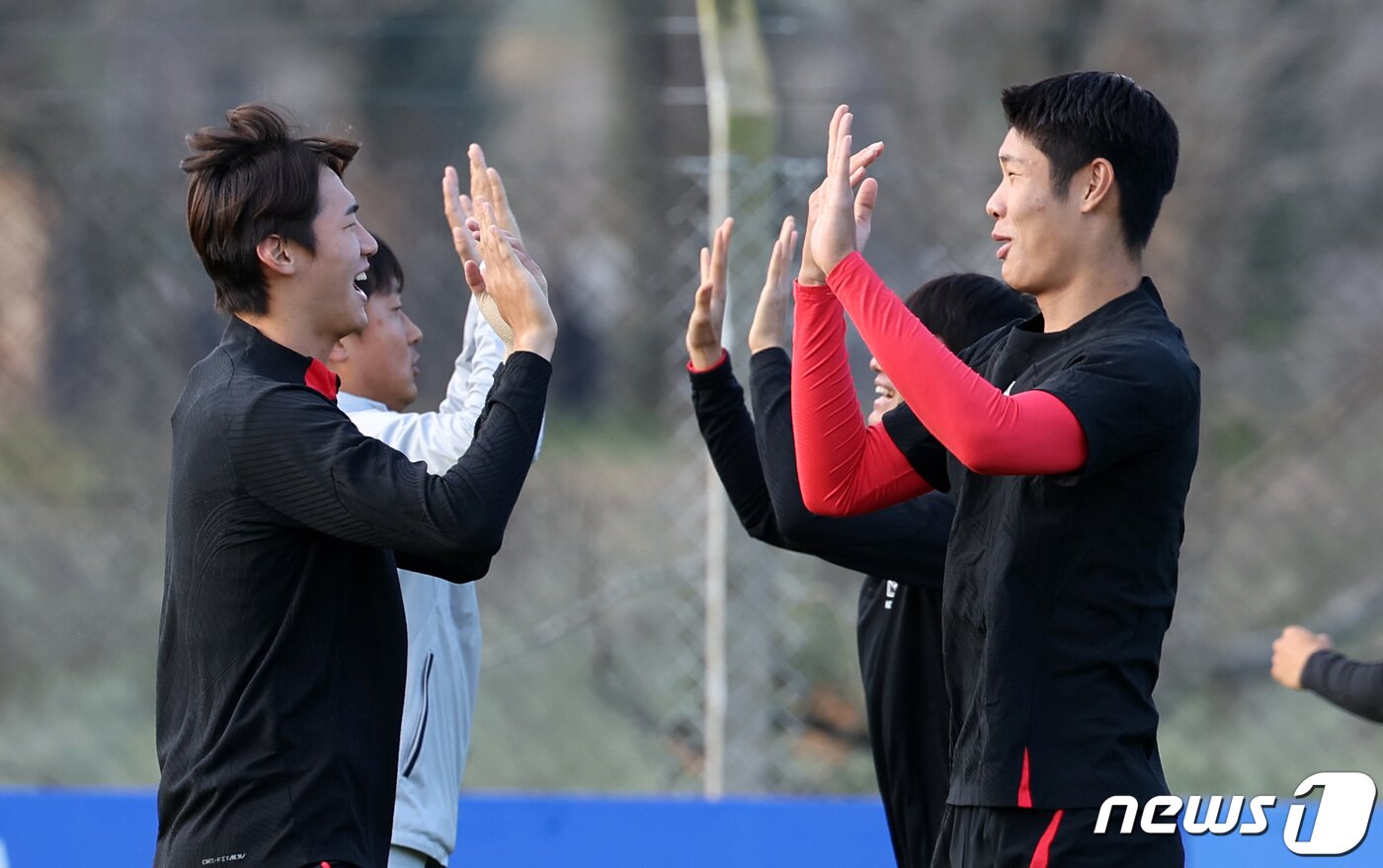 본문 이미지 - 김은중 감독이 이끄는 한국 20세 이하(U-20) 월드컵 축구대표팀이 7일(현지시간) 아르헨티나 에스탄시아 치카 훈련장에서 훈련에 앞서 몸을 풀고 있다. 2023.6.8/뉴스1 ⓒ News1 이승배 기자