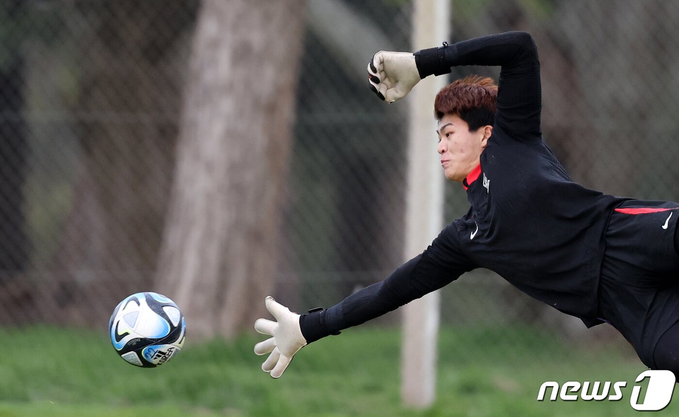 본문 이미지 - 한국 20세 이하(U-20) 월드컵 축구대표팀 문현호가 7일(현지시간) 아르헨티나 에스탄시아 치카 훈련장에서 훈련하고 있다. 2023.6.8/뉴스1 ⓒ News1 이승배 기자