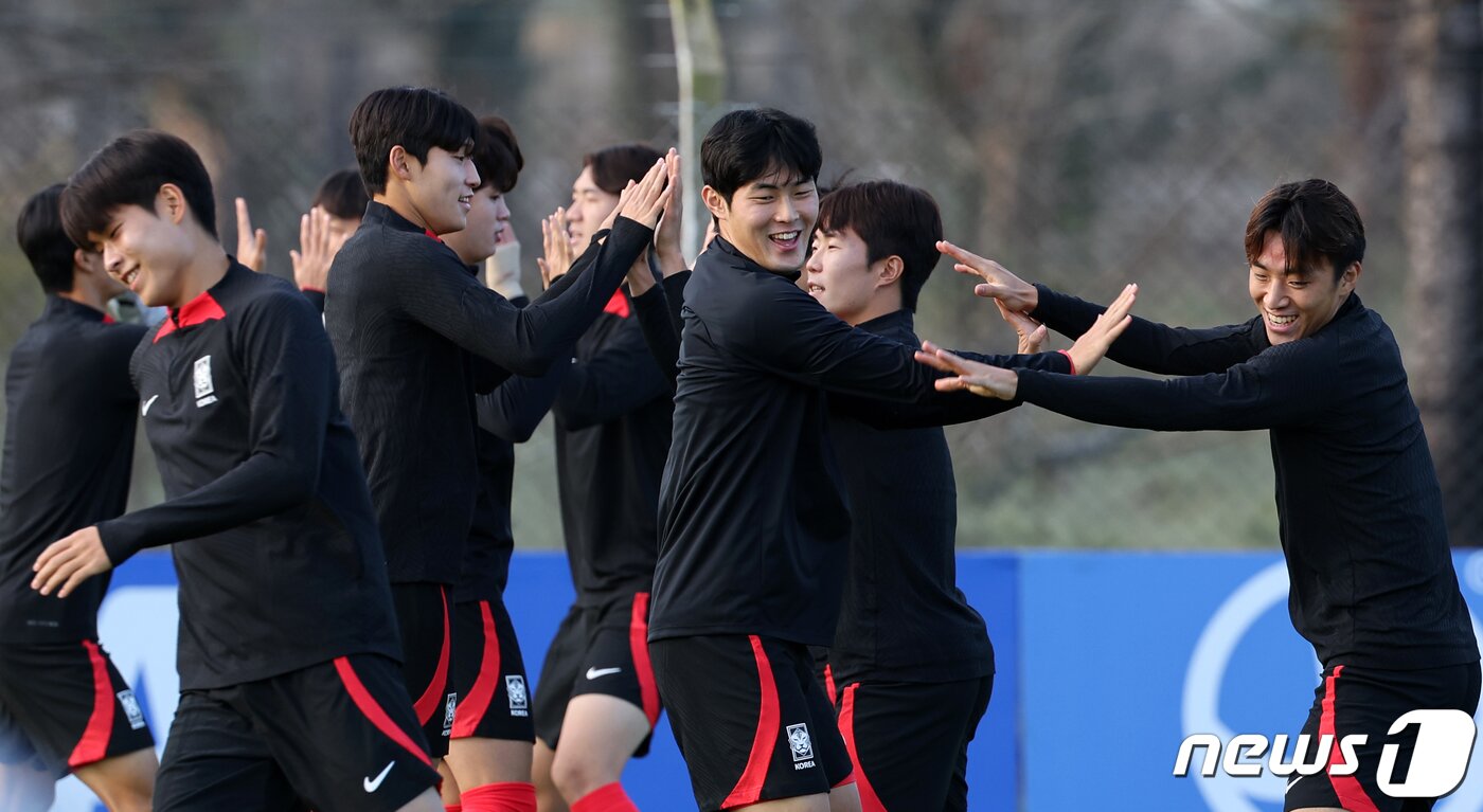 본문 이미지 - 김은중 감독이 이끄는 한국 20세 이하(U-20) 월드컵 축구대표팀이 7일(현지시간) 아르헨티나 에스탄시아 치카 훈련장에서 훈련에 앞서 몸을 풀고 있다. 2023.6.8/뉴스1 ⓒ News1 이승배 기자