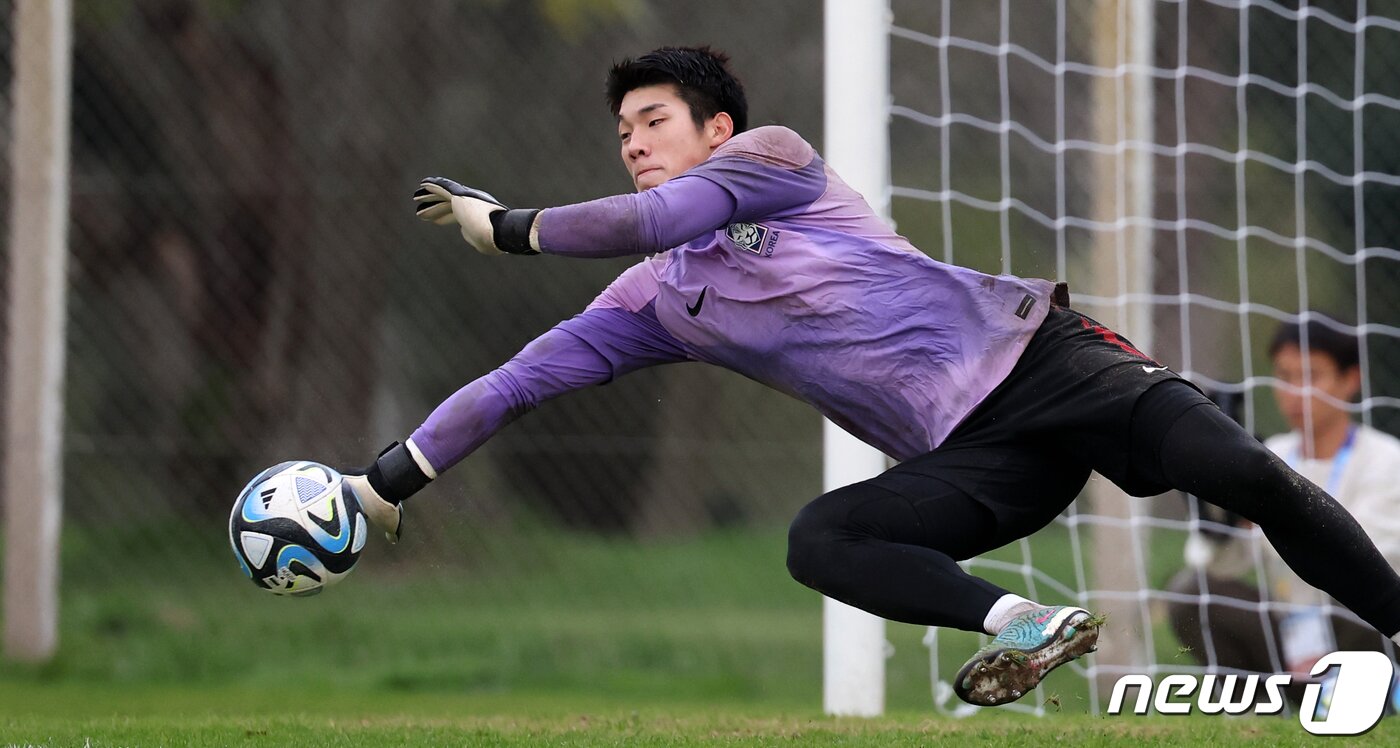 본문 이미지 - 한국 20세 이하(U-20) 월드컵 축구대표팀 골키퍼 김준홍이 7일(현지시간) 아르헨티나 에스탄시아 치카 훈련장에서 훈련하고 있다. 2023.6.8/뉴스1 ⓒ News1 이승배 기자