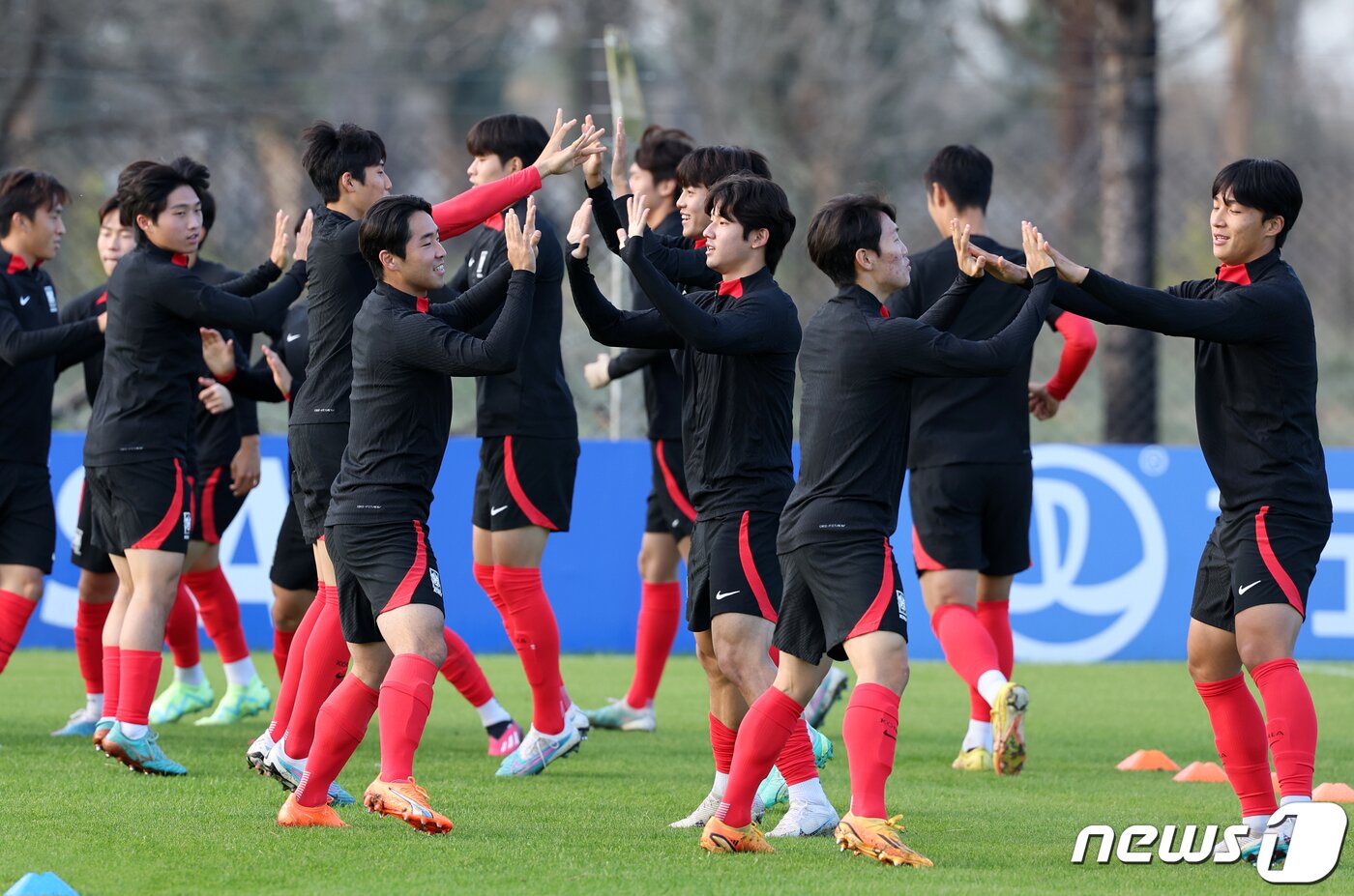 본문 이미지 - 김은중 감독이 이끄는 한국 20세 이하(U-20) 월드컵 축구대표팀이 7일(현지시간) 아르헨티나 에스탄시아 치카 훈련장에서 훈련에 앞서 몸을 풀고 있다. 2023.6.8/뉴스1 ⓒ News1 이승배 기자