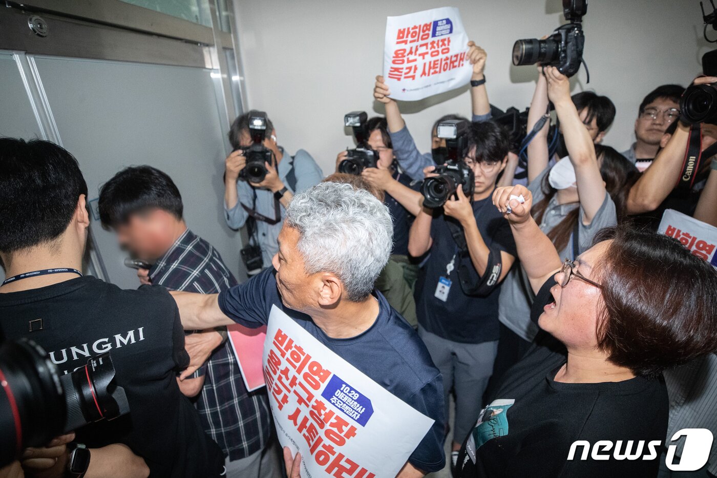 본문 이미지 - 이태원 참사 유가족들이 8일 오전 서울 용산구청에서 이태원 참사에 부실하게 대응한 혐의로 기소된 박희영 용산구청장 출근을 저지하기 위해 손 피켓을 들고 항의하고 있다. 2023.6.8/뉴스1 ⓒ News1 이재명 기자