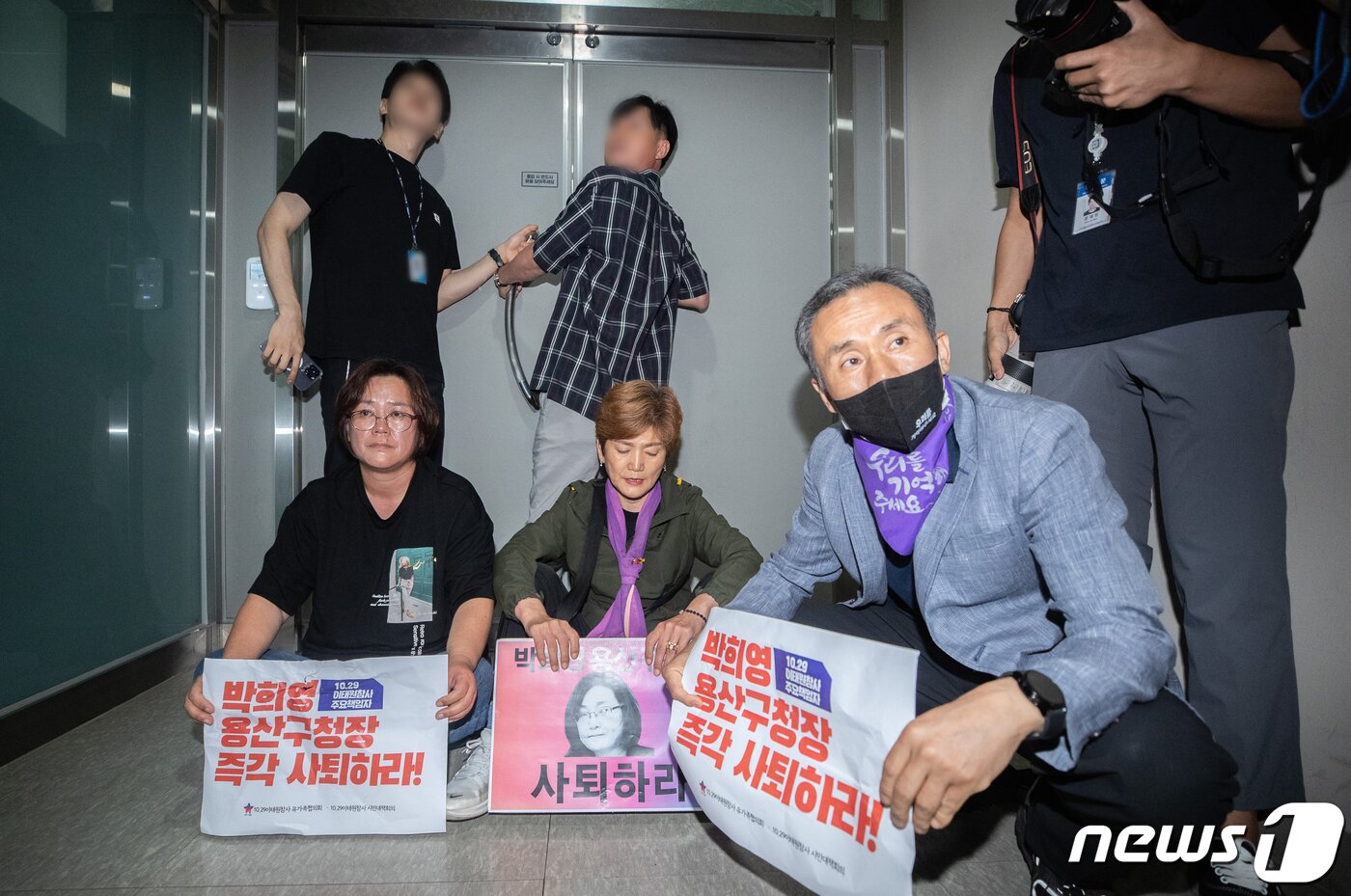 본문 이미지 - 이태원 참사 유가족들이 8일 오전 서울 용산구청에서 이태원 참사에 부실하게 대응한 혐의로 기소된 박희영 용산구청장 출근을 저지하기 위해 손 피켓을 들고 항의하고 있다. 2023.6.8/뉴스1 ⓒ News1 이재명 기자