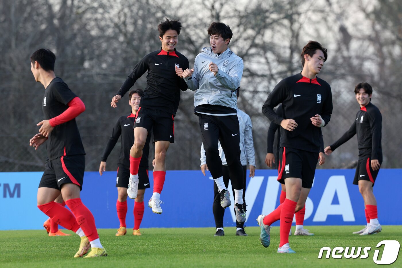 본문 이미지 - 김은중 감독이 이끄는 한국 20세 이하(U-20) 월드컵 축구대표팀이 7일(현지시간) 아르헨티나 에스탄시아 치카 훈련장에서 훈련에 앞서 몸을 풀고 있다. 2023.6.8/뉴스1 ⓒ News1 이승배 기자