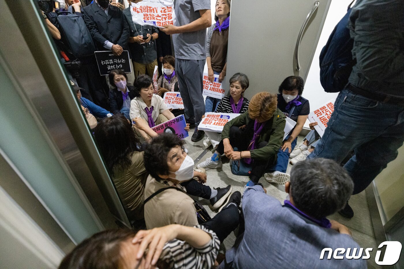 본문 이미지 - 10·29 참사 유가족들이 8일 오전 서울 용산구청에서 전날 보석으로 석방된 박희영 용산구청장의 출근을 막으려 구청장실에 진입하려 했으나 잠긴 문에 가로막혀 있다. (공동취재) 2023.6.8/뉴스1 ⓒ News1 이재명 기자