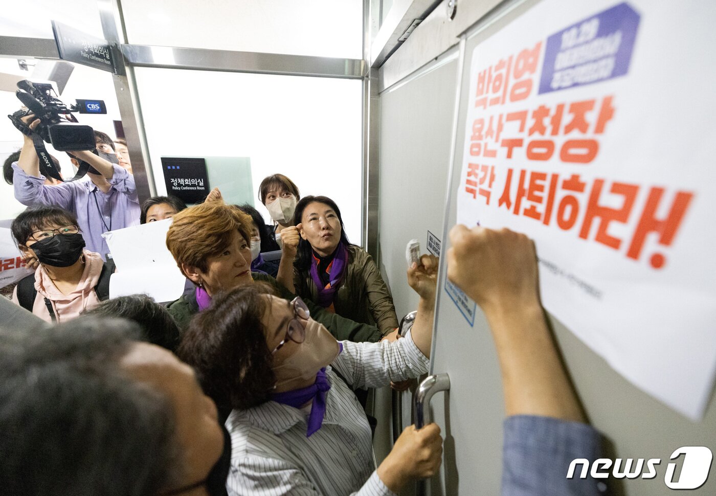 본문 이미지 - 이태원참사 유가족들이 8일 오전 서울 용산구청에서 전날 보석으로 석방된 박희영 용산구청장의 출근을 막으려 구청장실에 진입하려 했으나 잠긴 문에 가로막혀 있다. (공동취재) 2023.6.8/뉴스1 ⓒ News1 이재명 기자