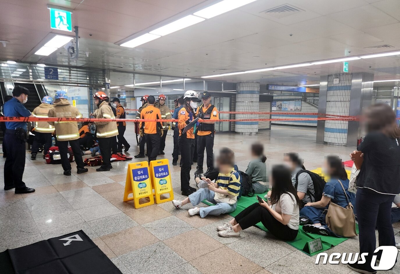 본문 이미지 - 8일 오전 8시19분께 경기 성남시 분당구 수내동에 위치한 지하철 분당선 수내역에서 에스컬레이터 역주행 사고로 출근길 시민 등 14명이 다쳤다. 경찰과 소방당국에 따르면 사고는 수내역 2번출구 상행 에스컬레이터가 갑자기 멈춘 뒤, 역주행하면서 발생했다. 이 사고로 에스컬레이터를 이용하던 시민 14명이 다쳤다. 이중 3명은 중상을 입었다. 사진은 사고 현장 모습.(경기도소방재난본부 제공)2023.6.8/뉴스1