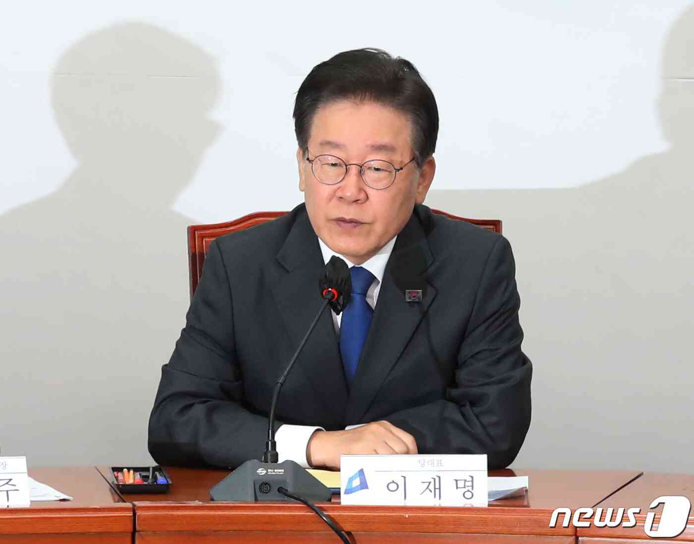 이재명 더불어민주당 대표가 8일 서울 여의도 국회에서 열린 '더불어민주당-양대노총 청년노동자 타운홀미팅 노동정책간담회'에서 모두 발언을 하고 있다. 2023.6.8/뉴스1 © News1 송원영 기자