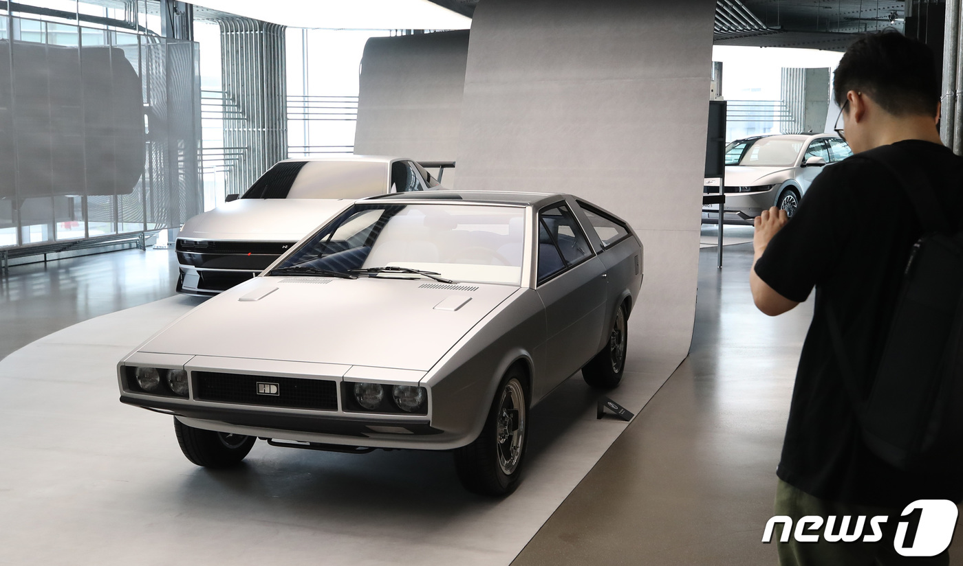 (서울=뉴스1) 구윤성 기자 = 8일 오전 서울 강남구 현대모터스튜디오 서울에서 열린 '포니의 시간' 전시장에 이탈리아 자동차 디자인의 거장 조르제토 주지아로가 디자인한 '포니 쿠 …