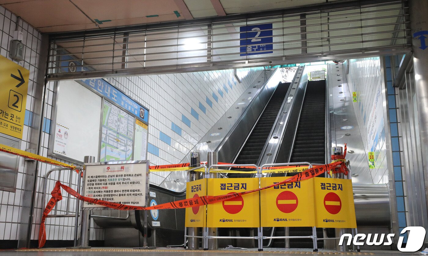 본문 이미지 - 분당선 수내역에서 에스컬레이터 역주행 사고로 출근길 시민 등 14명이 다친 가운데 8일 오전 사고가 발생한 경기 성남시 분당구 수내역 2번 출구가 통제되고 있다. 2023.6.8/뉴스1 ⓒ News1 김영운 기자