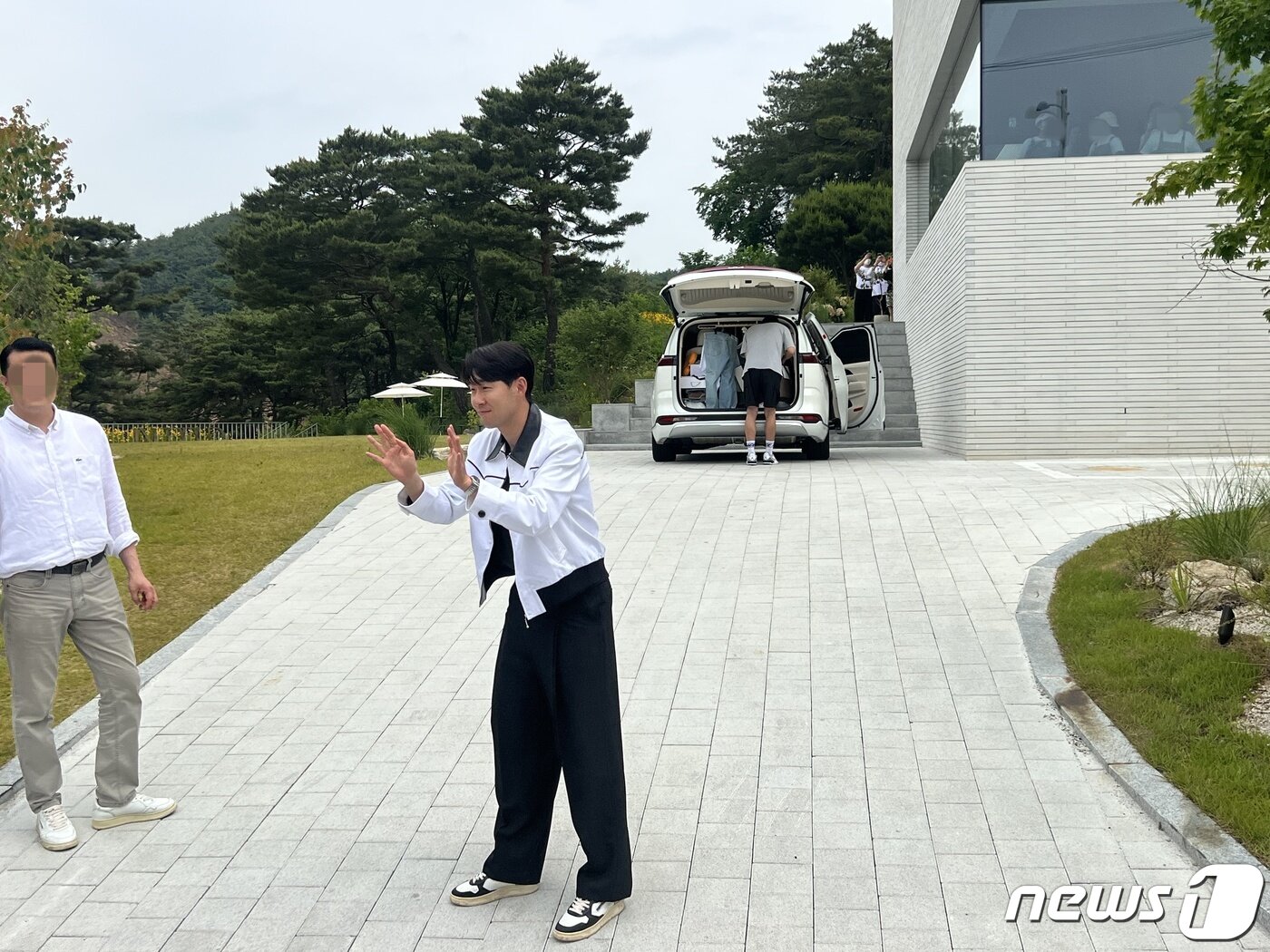 본문 이미지 - 잉글랜드 프리미어리그(EPL) 토트넘 홋스퍼의 공격수 손흥민이 8일 강원 춘천시 동면 손흥민체육공원에 위치한 카페 인필드에서 직원들과 만난 뒤 밖에서 기다리는 팬들에게 인사를 하고 있다.2023.6.8/뉴스1 ⓒ News1 한귀섭 기자