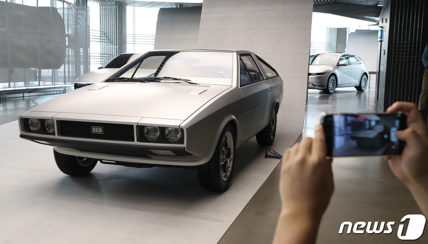 본문 이미지 - 2023년 6월 서울 강남구 현대모터스튜디오 서울에서 열린 '포니의 시간' 전시장에 이탈리아 자동차 디자인의 거장 조르제토 주지아로가 디자인한 '포니 쿠페 콘셉트' 복원 모델이 전시된 모습(자료사진). 2023.6.8/뉴스1 ⓒ News1 구윤성 기자