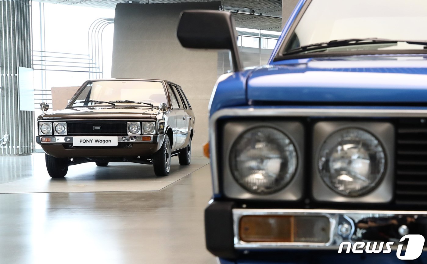 본문 이미지 - 서울 강남구 현대모터스튜디오 서울에서 2023년 6월 9일부터 8월 6일까지 열린 &#39;포니의 시간&#39; 전시장에 포니가 전시돼 있다. /뉴스1 ⓒ News1 구윤성 기자