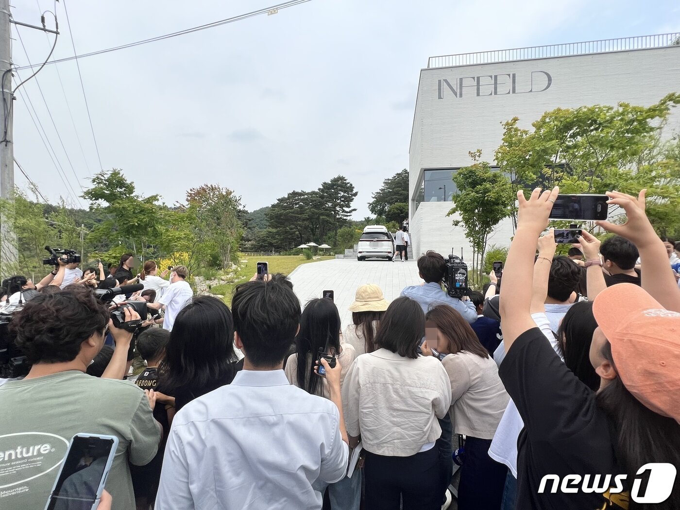 본문 이미지 - 잉글랜드 프리미어리그(EPL) 토트넘 홋스퍼의 공격수 손흥민이 8일 강원 춘천시 동면 손흥민체육공원에 위치한 카페 인필드 야외에서 팬들과 인사를 한 뒤 차를 타기 위해 발걸음을 옮기고 있다. 2023.6.8/뉴스1 ⓒ News1 한귀섭 기자