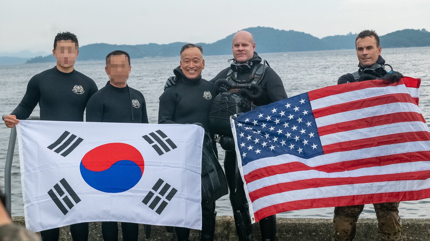 본문 이미지 - 박후병 해군특수전전단장과 마이클 마틴 주한 미 특수전사령관이 경남 진해 인근 해역에서 잠수훈련을 함께한 뒤 기념촬영을 하고 있다. (주한 미 특수전사령부 제공)