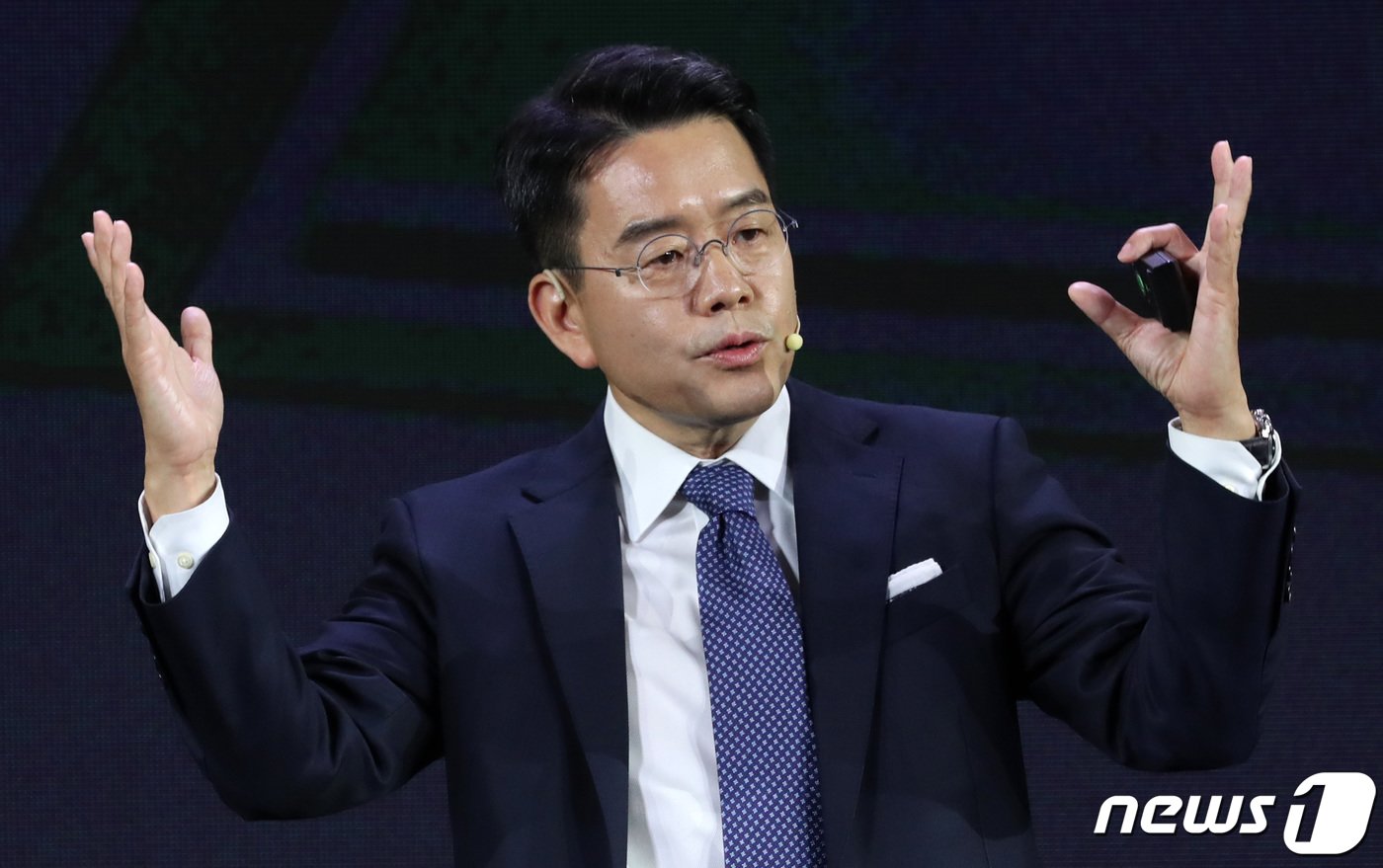 본문 이미지 - 강희석 이마트 대표·SSG닷컴 공동 대표가 8일 서울 강남구 삼성동 코엑스에서 열린 '신세계 유니버스 페스티벌'에서 사업 전략 발표를 하고 있다. SSG닷컴과 G마켓, 이마트, 신세계백화점·면세점, 스타벅스 등 6개 계열사가 참여하는 신세계 유니버스 클럽의 혜택은 가입과 동시에 가입비에 상응하는 캐시 제공, 온오프라인 5% 할인 등으로 요약된다. 2023.6.8/뉴스1 ⓒ News1 김성진 기자