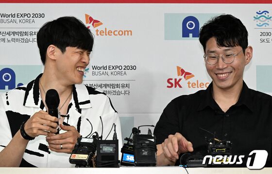 서울 SK 나이츠의 김선형과 오세근(오른쪽)이 8일 오후 서울 강남구 KBL센터에서 열린 기자회견에 참석해 미소를 짓고 있다. 2023.6.8/뉴스1 © News1 김진환 기자