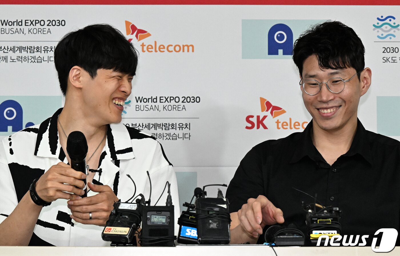 본문 이미지 - 서울 SK 나이츠의 김선형과 오세근(오른쪽)이 8일 오후 서울 강남구 KBL센터에서 열린 기자회견에 참석해 미소를 짓고 있다. 2023.6.8/뉴스1 ⓒ News1 김진환 기자