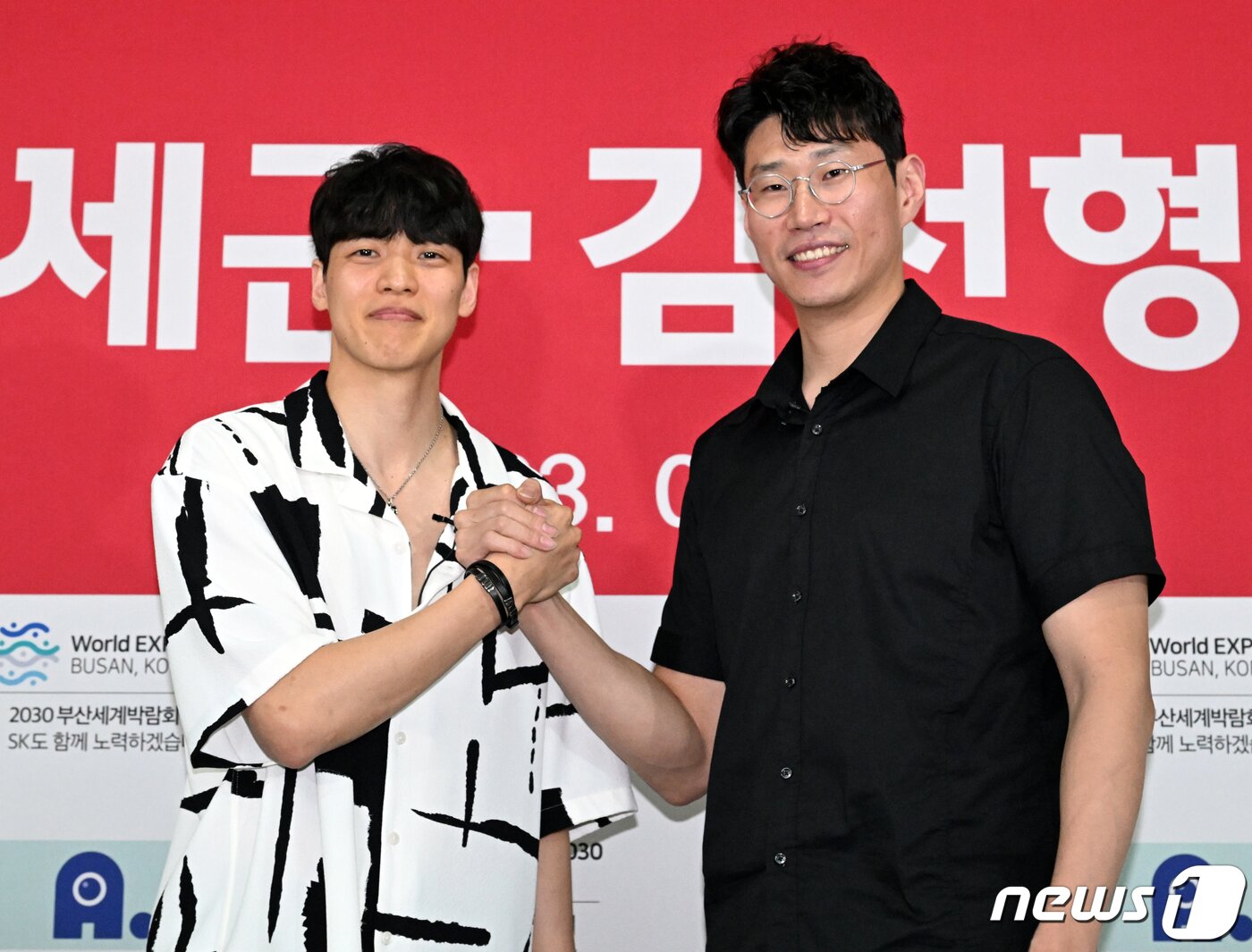 본문 이미지 - 서울 SK 나이츠의 김선형과 오세근(오른쪽)이 8일 오후 서울 강남구 KBL센터에서 열린 기자회견에 참석해 포즈를 취하고 있다. 2023.6.8/뉴스1 ⓒ News1 김진환 기자