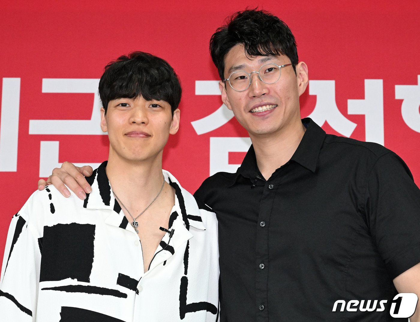 본문 이미지 - 서울 SK 나이츠의 김선형과 오세근(오른쪽)이 8일 오후 서울 강남구 KBL센터에서 열린 기자회견에 참석해 포즈를 취하고 있다. 2023.6.8/뉴스1 ⓒ News1 김진환 기자