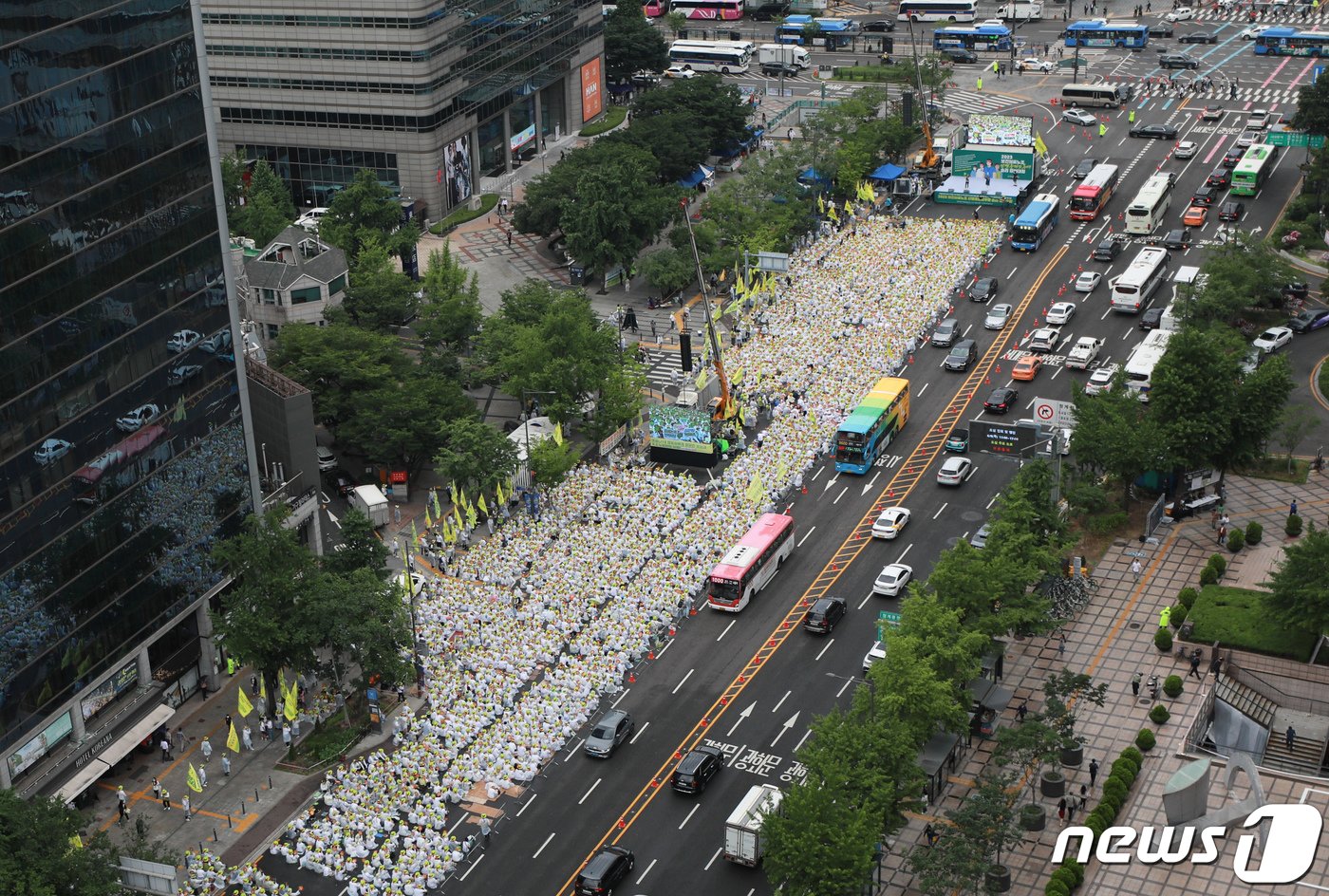 전국보건의료산업노동조합 조합원들이 8일 오후 서울 세종대로 동화면세점 앞에서 열린 산별총파업 투쟁 승리 결의대회에서 손피켓을 들고 있다. 2023.6.8/뉴스1 ⓒ News1 이재명 기자