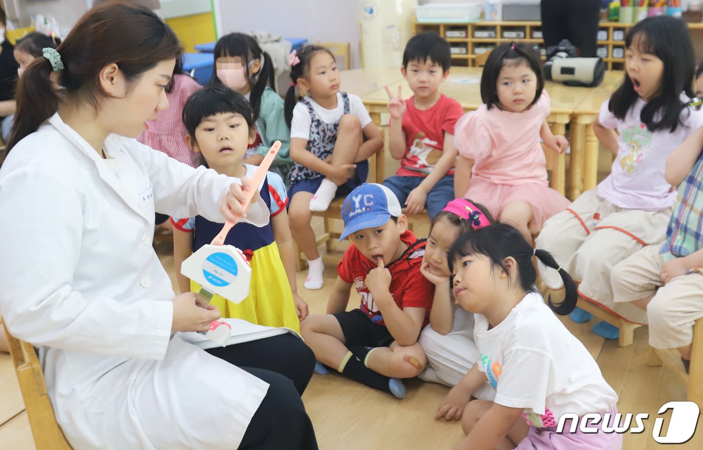 구강보건의 날을 하루 앞둔 8일 송파구 보건소 직원들이 서울잠신초등학교 병설 유치원을 찾아 원생들에게 구강검진 및 올바른 칫솔질 교육을 하고 있다. &#40;송파구청 제공&#41; 2023.6.8/뉴스1