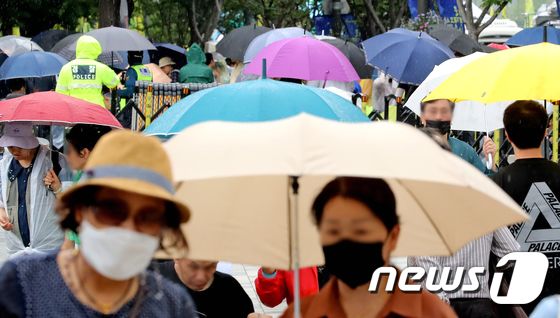 전국 곳곳에 비가 내린 8일 오후 서울 중구 세종대로에서 우산을 쓴 시민들이 걸음을 재촉하고 있다. 2023.6.8/뉴스1 © News1 장수영 기자