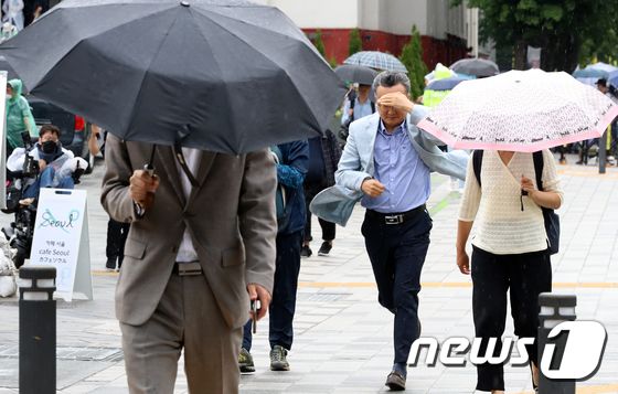 전국 곳곳에 비가 내린 8일 오후 서울 중구 세종대로에서 우산을 준비하지 못한 시민이 걸음을 재촉하고 있다. 2023.6.8/뉴스1 © News1 장수영 기자