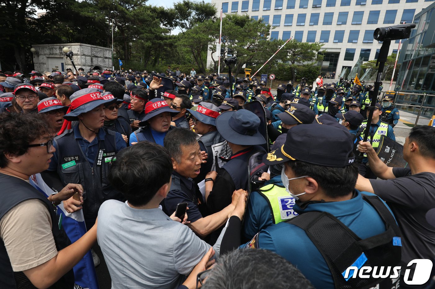 민주노총 대구지역본부 노조원들이 8일 오후 대구경찰청 앞에서 건설노조에 대한 공안탄압 규탄 기자회견을 앞두고 경찰과 대치하고 있다. 이에 앞서 경찰은 이날 오전 민주노총 건설노조 대구경북지역본부 사무실을 압수수색했다. 2023.6.8/뉴스1 ⓒ News1 공정식 기자