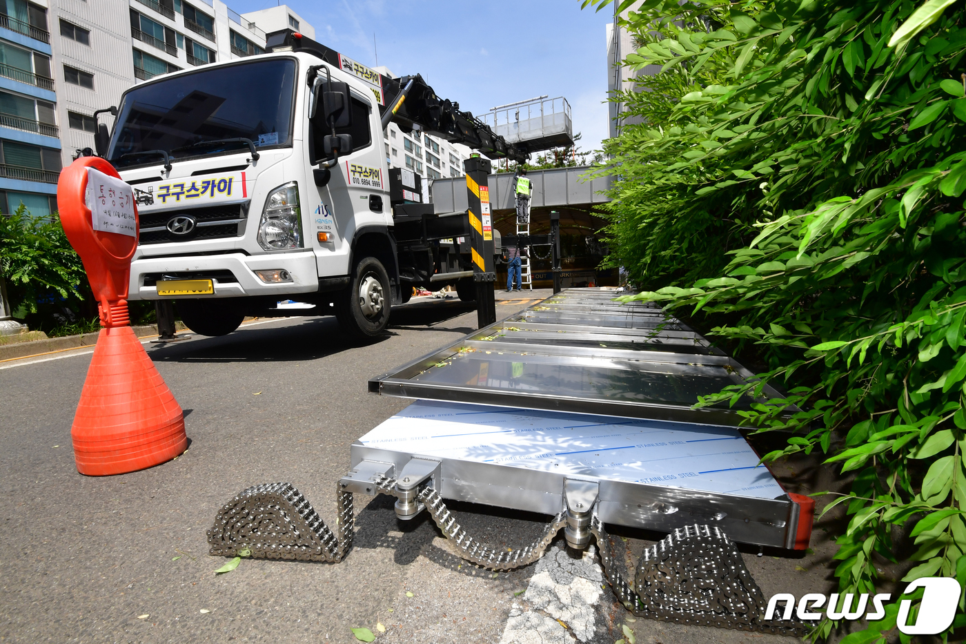 (포항=뉴스1) 최창호 기자 = 8일 오후 경북 포항시 남구 인덕동에 있는 한 아파트 지하주차장에서 폭우 등에 대비한 차수판이 설치되고 있다. 이 아파트에서는 지난해 9월 태풍 힌 …